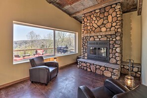 Interior - Massive Flippin Hangout ~ 1 Mi to White River! (Flippin)