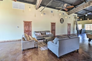 Fireplace - Massive Flippin Hangout ~ 1 Mi to White River! (Flippin)