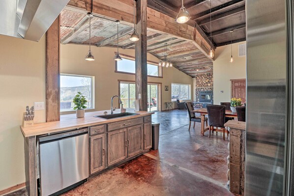 Interior - Massive Flippin Hangout ~ 1 Mi to White River! (Flippin)