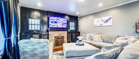 House (4 Bedrooms) | Living area | TV