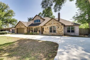 House (4 Bedrooms) | Interior - Chic Texas Abode w/ Patio & Fenced-in Yard! (Tomball)