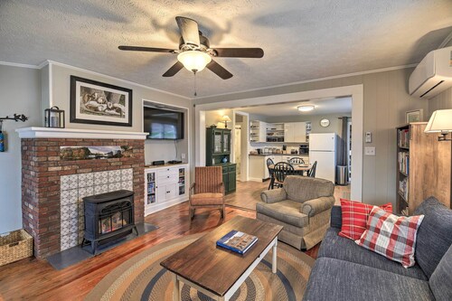 Cozy Fries Escape w/ Mountain & River Views!