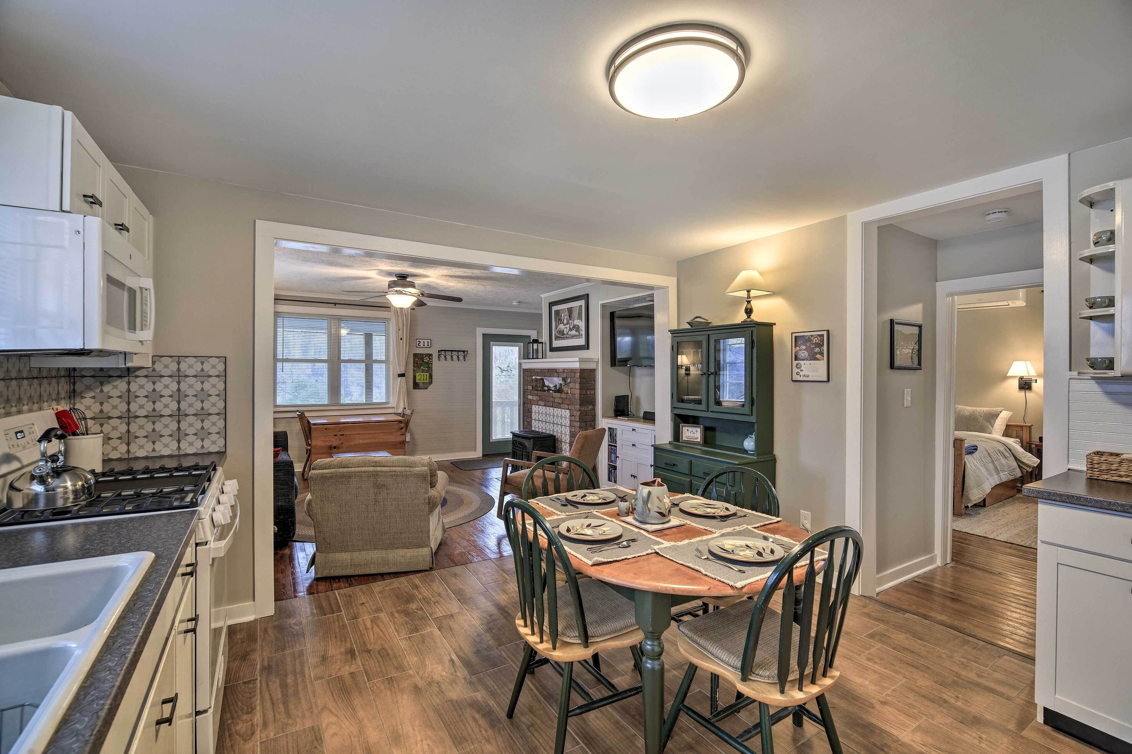 Cozy Fries Escape w/ Mountain & River Views!