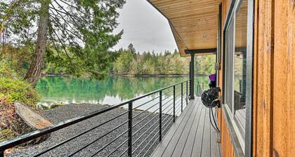 Dreamy Bayfront Cabin w/ View, Dock & Kayaks