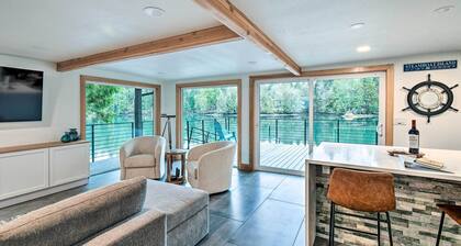 Dreamy Bayfront Cabin w/ View, Dock & Kayaks