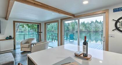 Dreamy Bayfront Cabin w/ View, Dock & Kayaks
