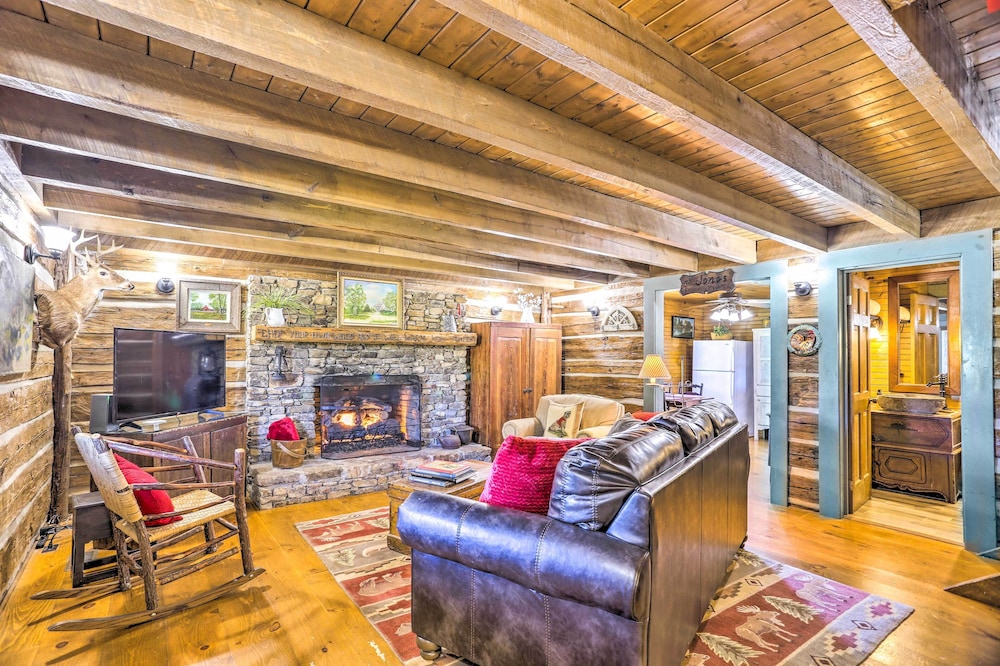 Lovely Pet-friendly Flat Rock Cabin From 1905