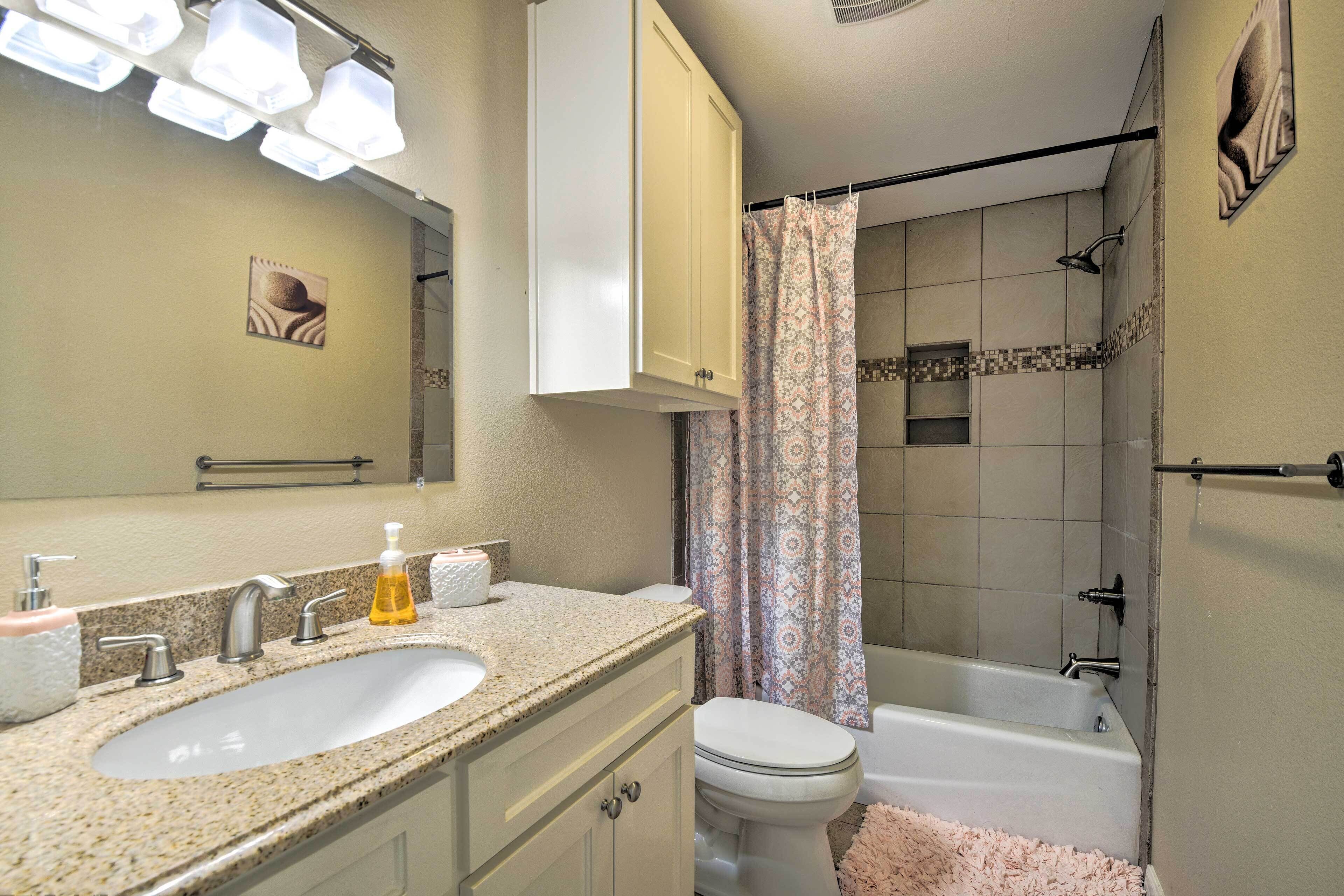 Un baño con lavabo, inodoro y bañera.