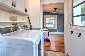 Interior - Bright St Petersburg Home w/ Pergola & Garden (St. Petersburg)