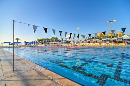 Una piscina al aire libre