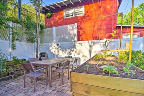 House (3 Bedrooms) | Interior - Bright St Petersburg Home w/ Pergola & Garden (St. Petersburg)