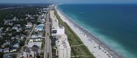 Chaises longues, serviettes de plage