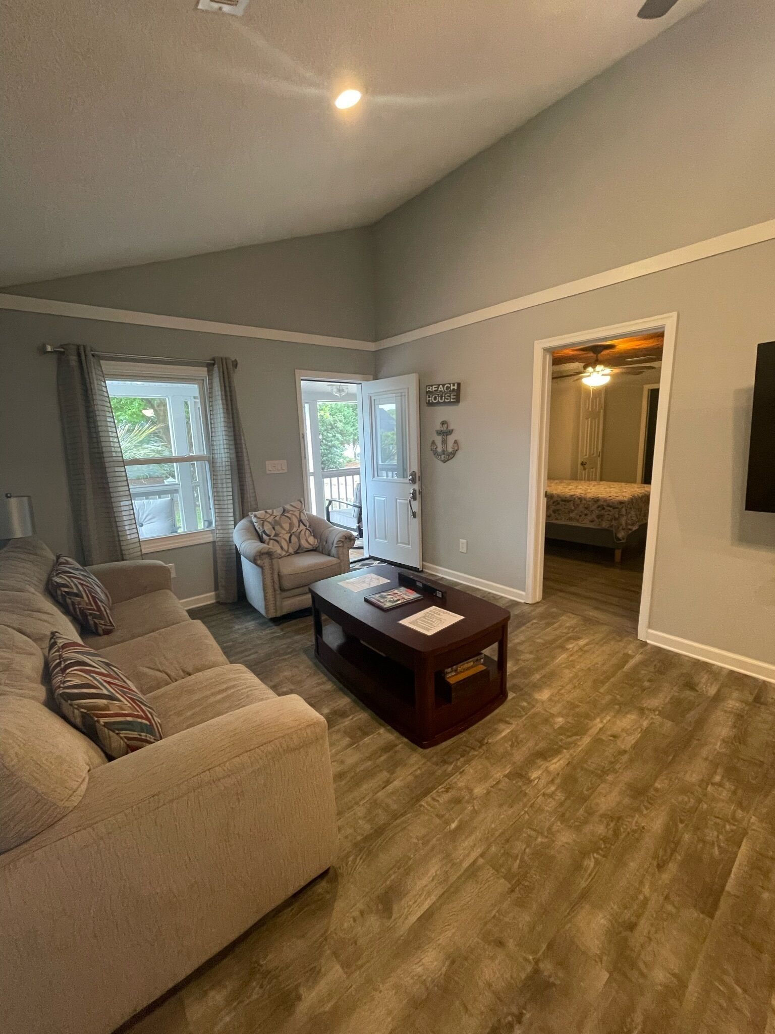 /PET FRIENDLY /LARGE 4 BR Beach Home /SLEEPS 12/WALK 2 beach/ park FREE