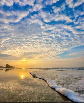 Sun-loungers, beach towels - Spacious Beach retreat with stunning pool/pets ok (North Myrtle Beach)