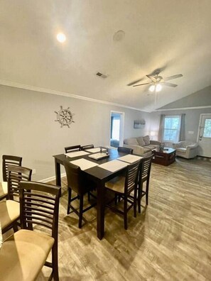 Dining - Spacious Beach retreat with stunning pool/pets ok (North Myrtle Beach)