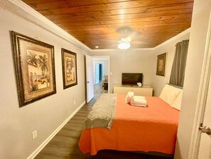 4 bedrooms, desk, iron/ironing board, free WiFi - Spacious Beach retreat with stunning pool/pets ok (North Myrtle Beach)