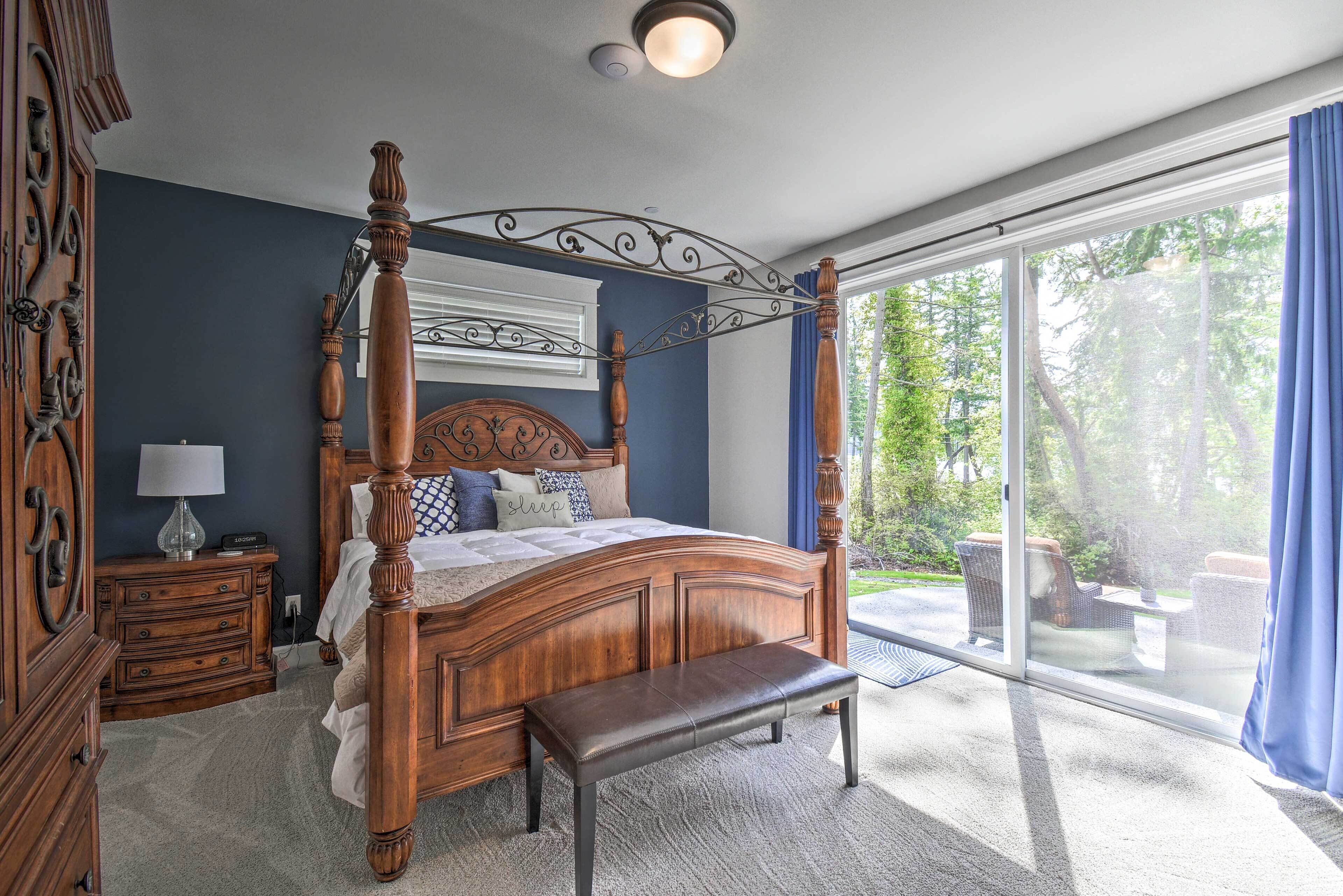 Fox Island Villa With Hot Tub, Walk to the Pier!