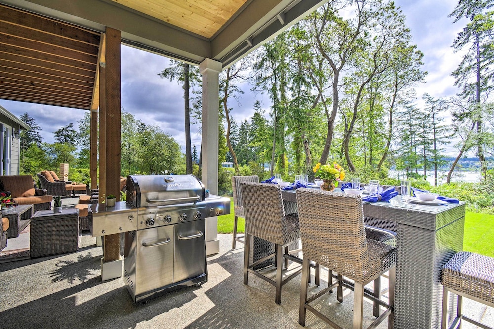 Fox Island Villa With Hot Tub, Walk to the Pier!