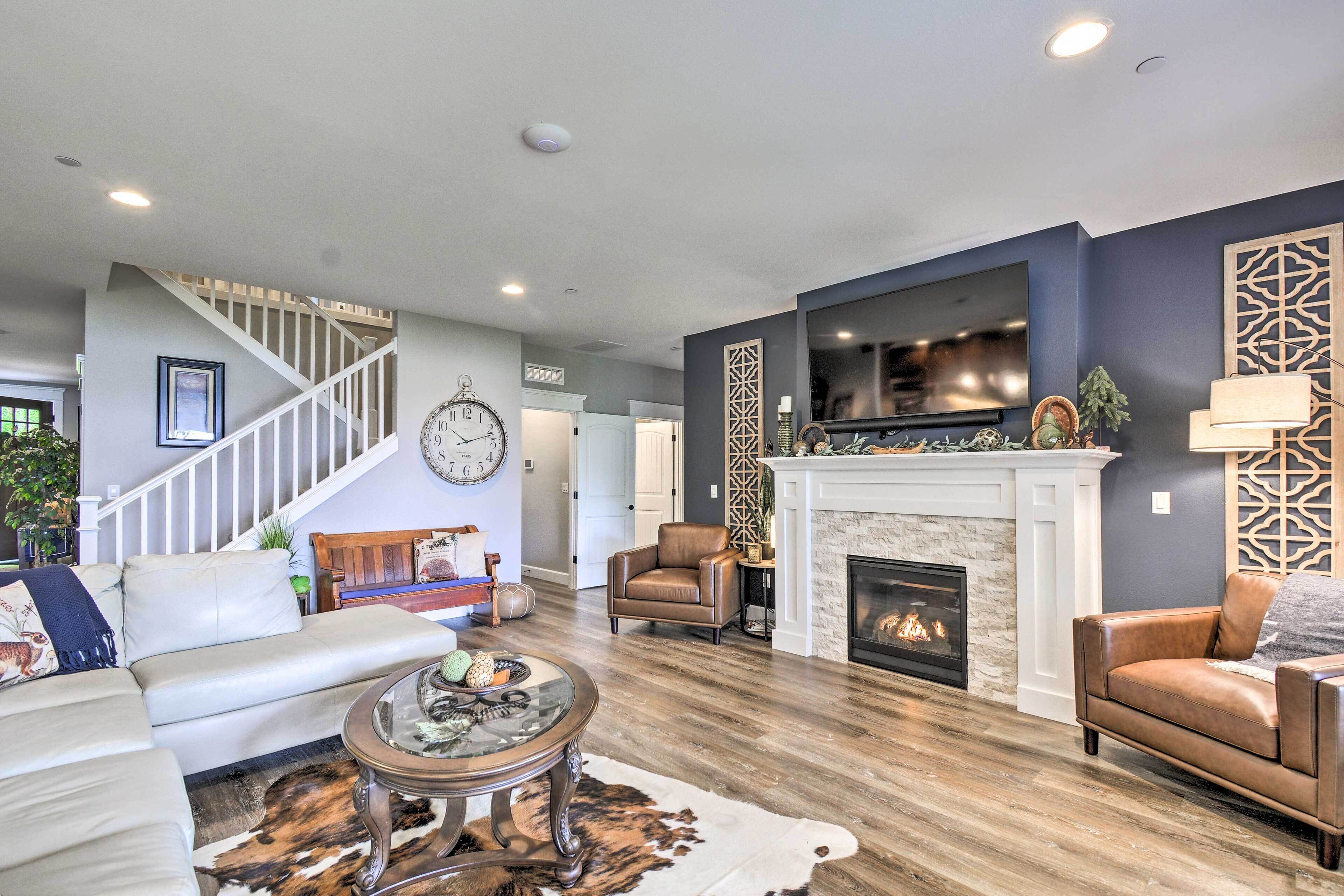 Fox Island Villa With Hot Tub, Walk to the Pier!