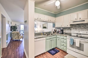 Apartment (2 Bedrooms) | Interior - Walk to Ocean: Unit w/ Balconies in Myrtle Beach! (Myrtle Beach)