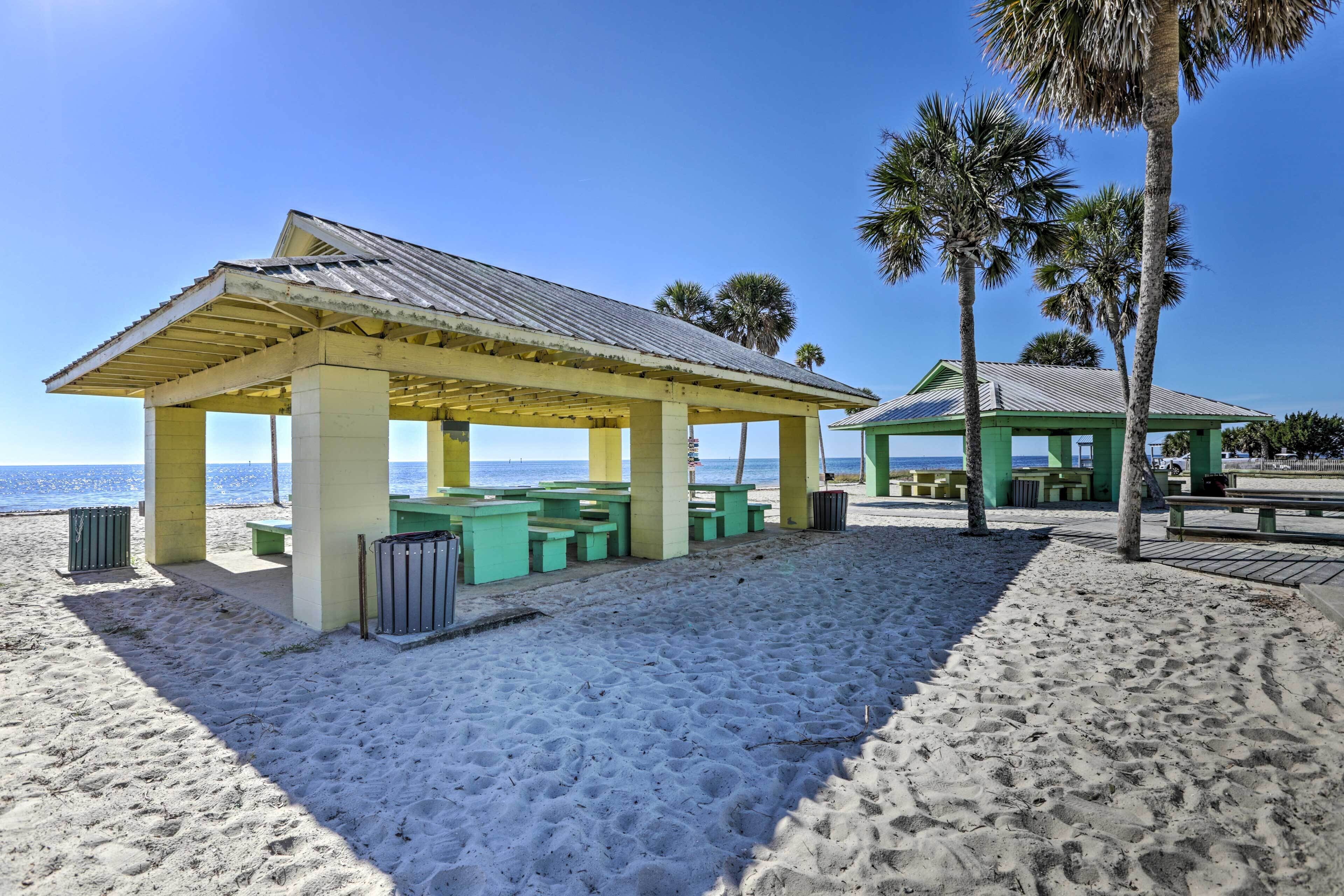 Une plage dotée d’un pavillon abrité et de tables de pique-nique.