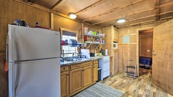 Microwave, oven, stovetop, cookware/dishes/utensils