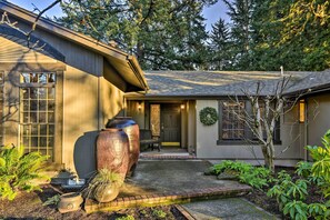 A house with a brick patio, large copper pots, and a small tree. - Spacious Hillsboro Home ~ 18 Mi to Portland! (Hillsboro)