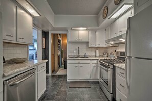 House (3 Bedrooms) | Private kitchen | Microwave, oven, stovetop, dishwasher - Comfortable Craftsman Home - 2 Miles to UB Campus! (Buffalo)