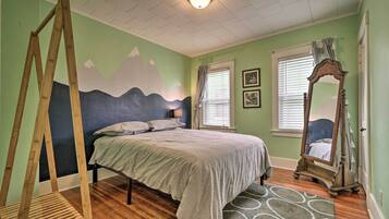 House (3 Bedrooms) | 3 bedrooms, desk, laptop workspace, iron/ironing board