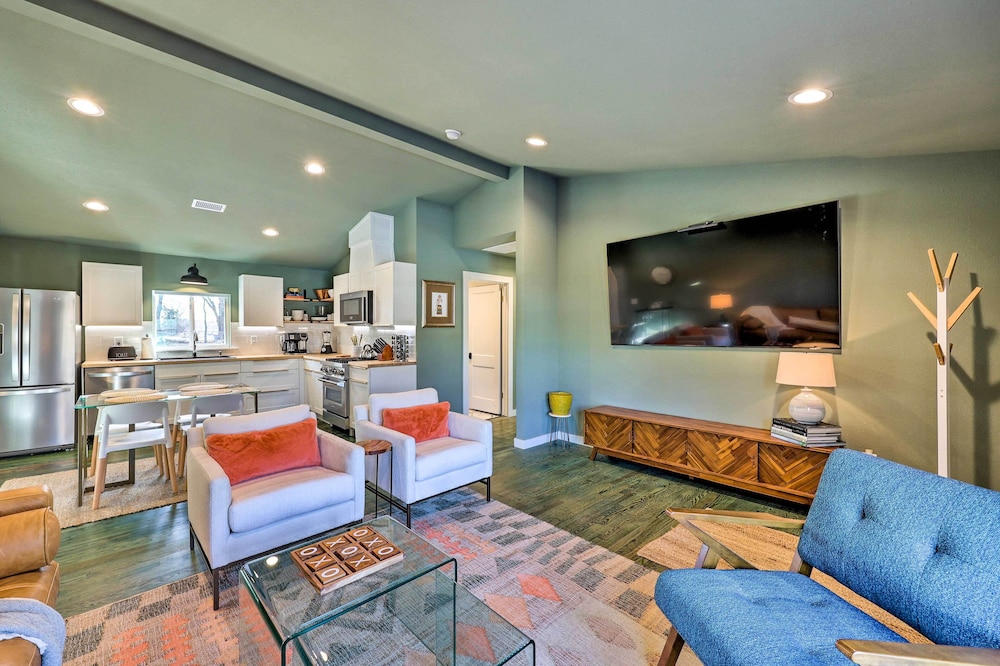 Modern Bentonville Home - 2 Mi to Museums!