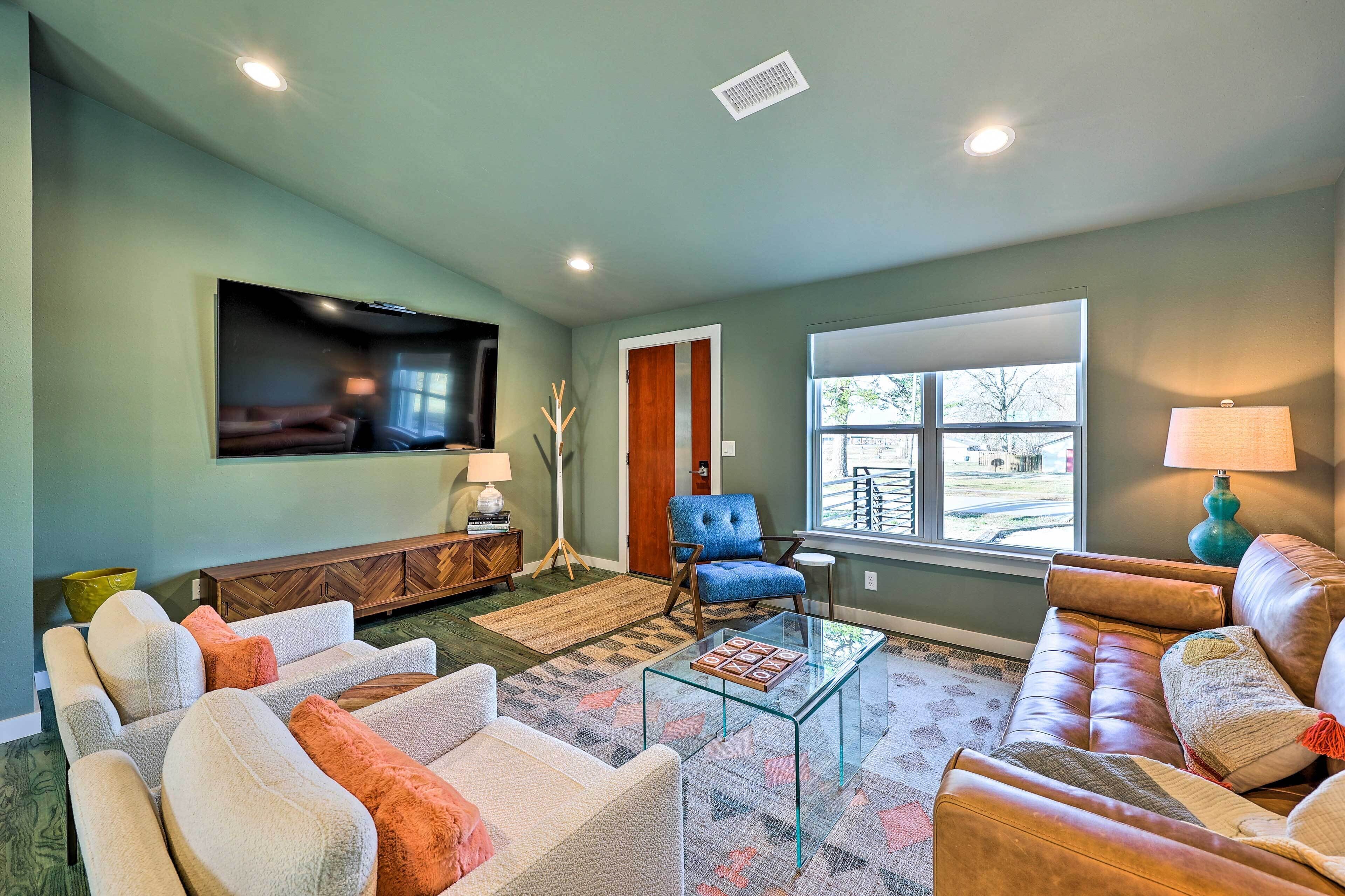 Modern Bentonville Home - 2 Mi to Museums!