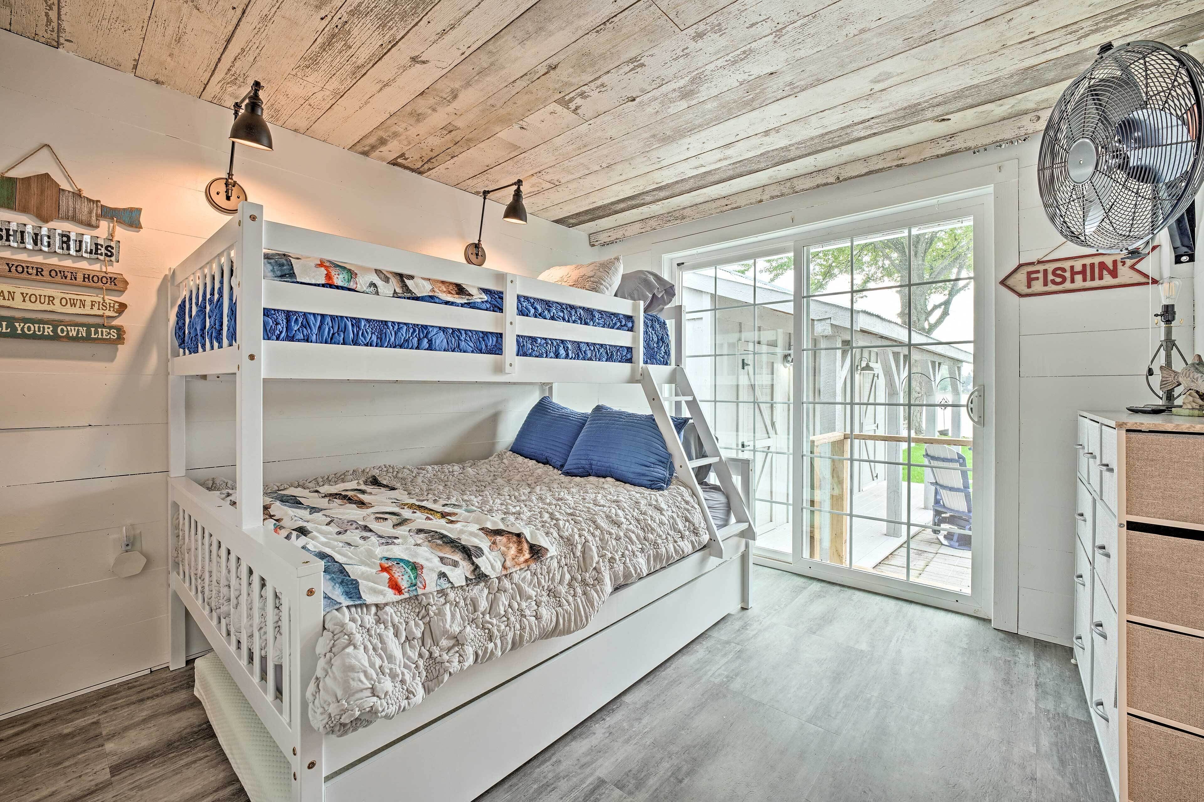 Waterfront Retreat, 10 Mi to Dtwn Shipshewana