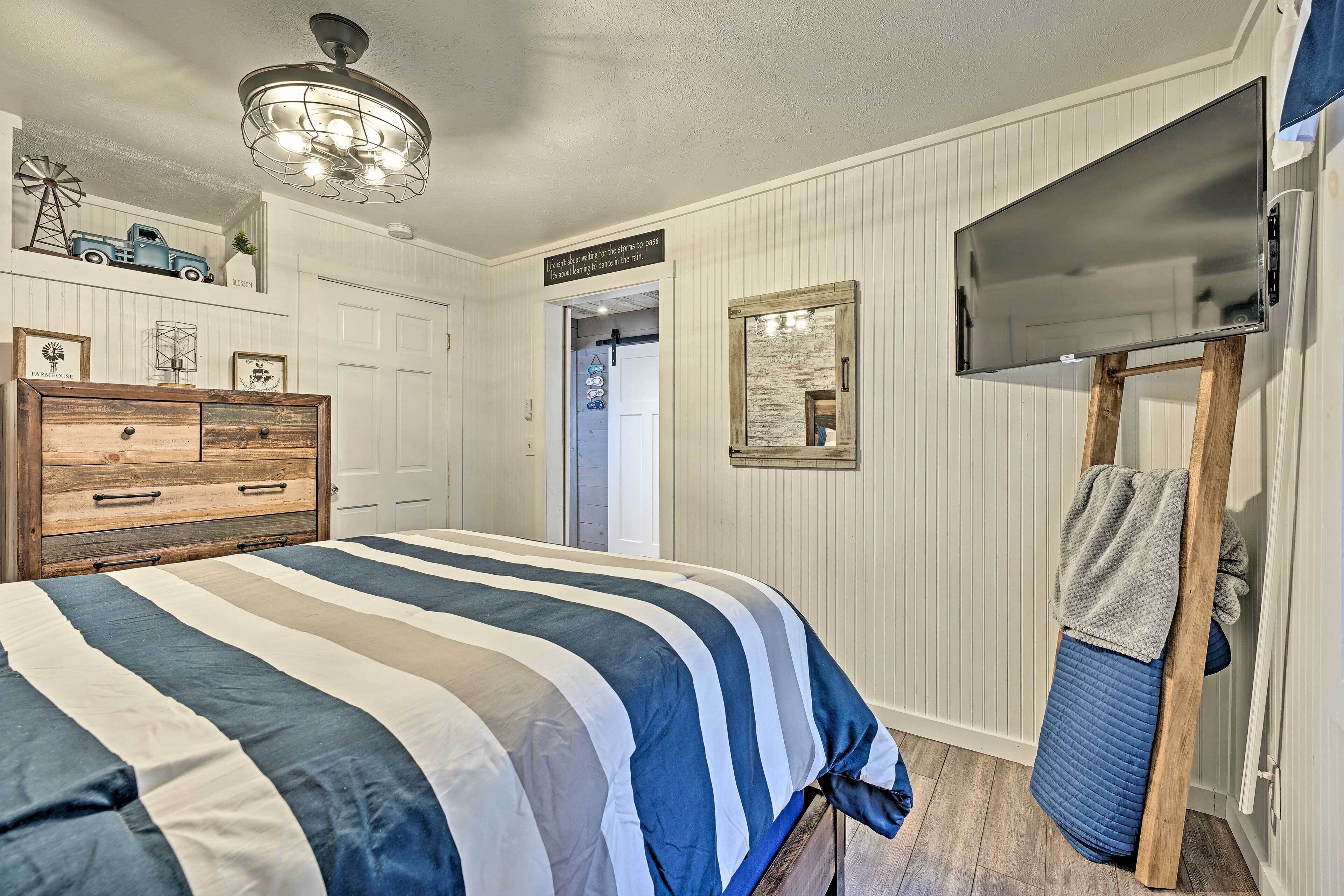 Waterfront Retreat, 10 Mi to Dtwn Shipshewana