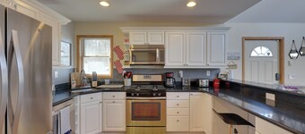 Large Deck + Resort Amenities: Lake Ariel Retreat