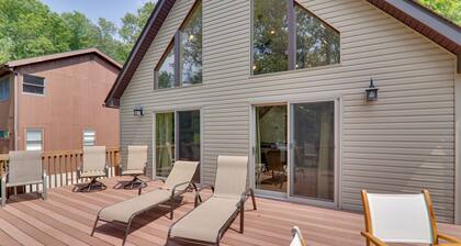 Large Deck + Resort Amenities: Lake Ariel Retreat