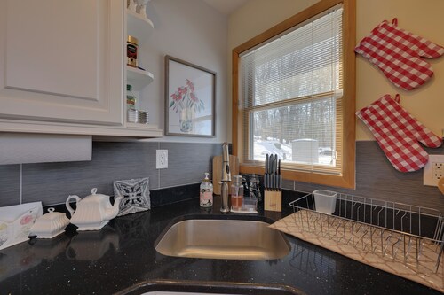 Large Deck + Resort Amenities: Lake Ariel Retreat