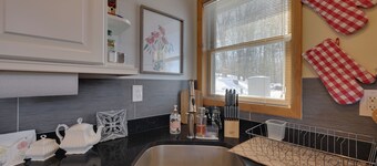 Large Deck + Resort Amenities: Lake Ariel Retreat