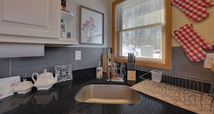 Large Deck + Resort Amenities: Lake Ariel Retreat