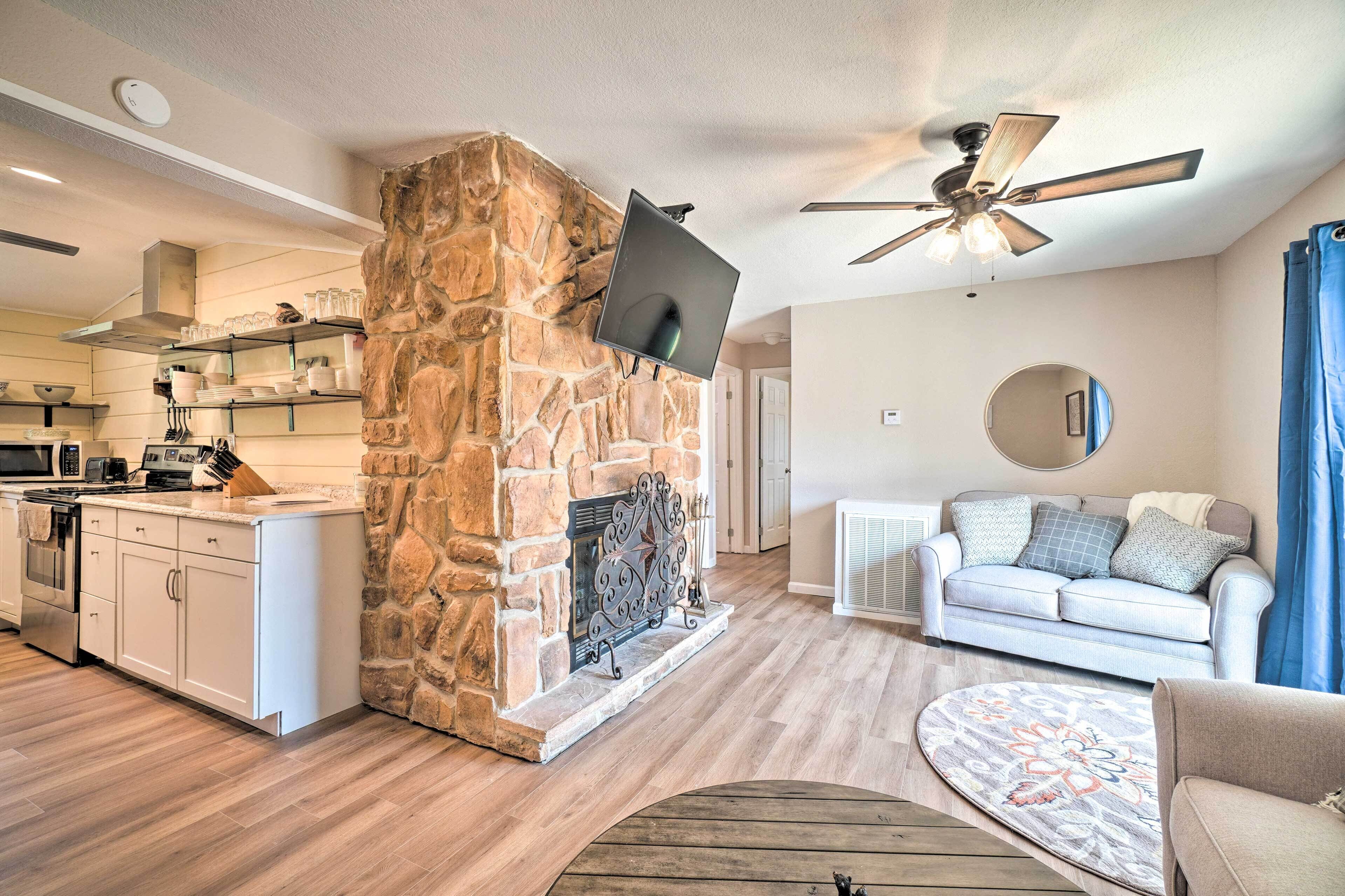 Welcoming Speedwell Retreat w/ Lake Views!