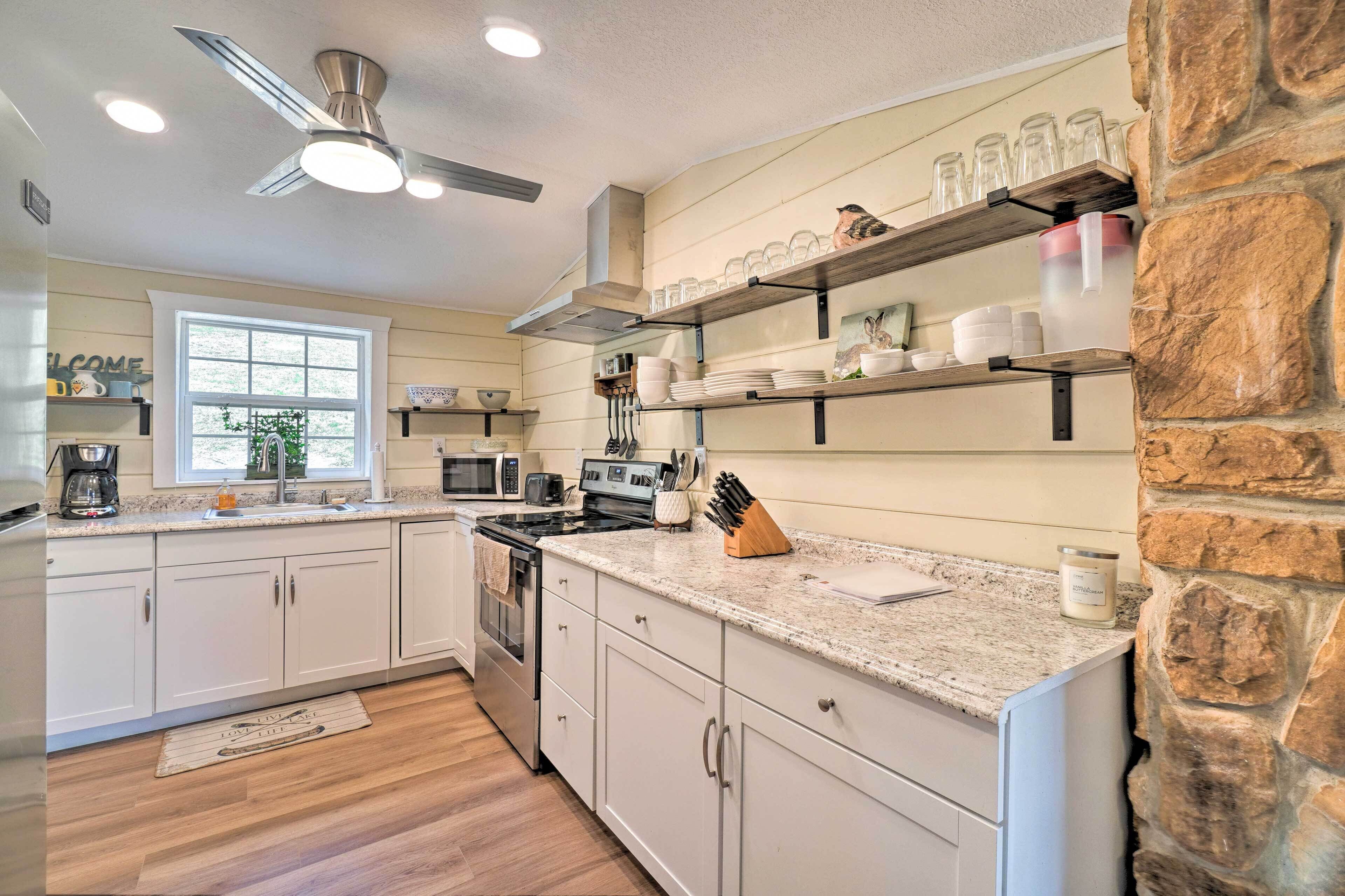 Welcoming Speedwell Retreat w/ Lake Views!