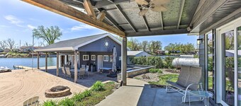 Lakefront Bellevue Home: Private Beach & Fire Pit!