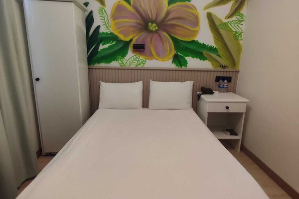 Economy Room | Premium bedding, laptop workspace, soundproofing, WiFi (free)