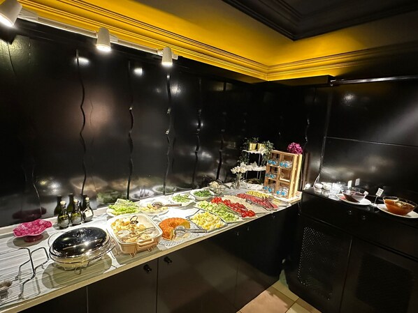 Free daily buffet breakfast