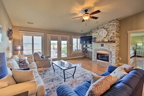 Apartment (2 Bedrooms) | Interior - Lakefront Hot Springs Condo w/ Large Balcony! (Hot Springs)