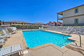 Apartment (2 Bedrooms) | Interior - Lakefront Hot Springs Condo w/ Large Balcony! (Hot Springs)