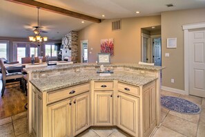 Apartment (2 Bedrooms) | Interior - Lakefront Hot Springs Condo w/ Large Balcony! (Hot Springs)