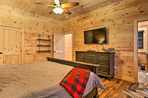 House (3 Bedrooms) | Interior - Riverfront Cabin w/ Hot Tub - 3 Miles to Dollywood (Pigeon Forge)