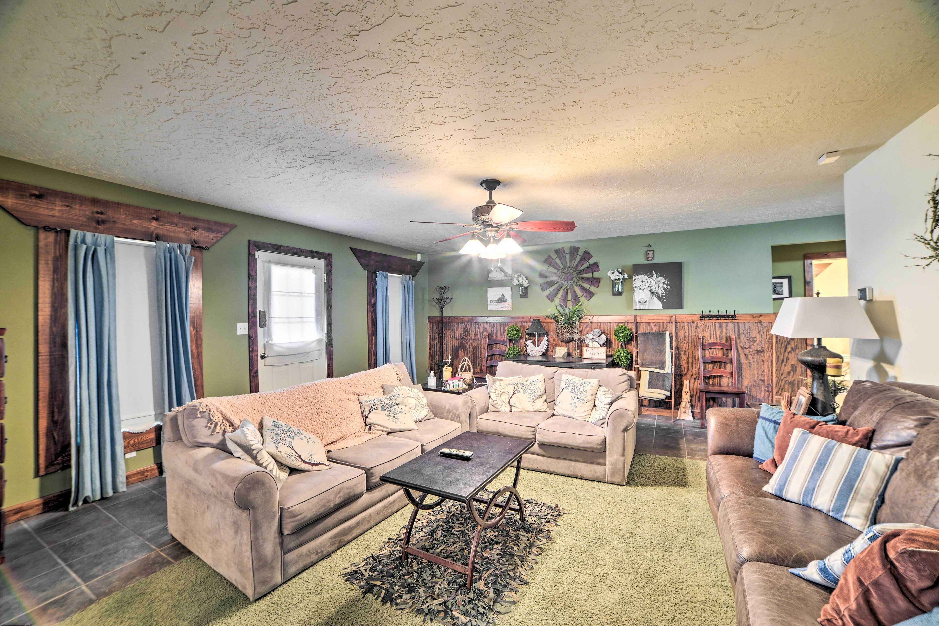 Charming Mckenzie Farmhouse w/ Fire Pit!