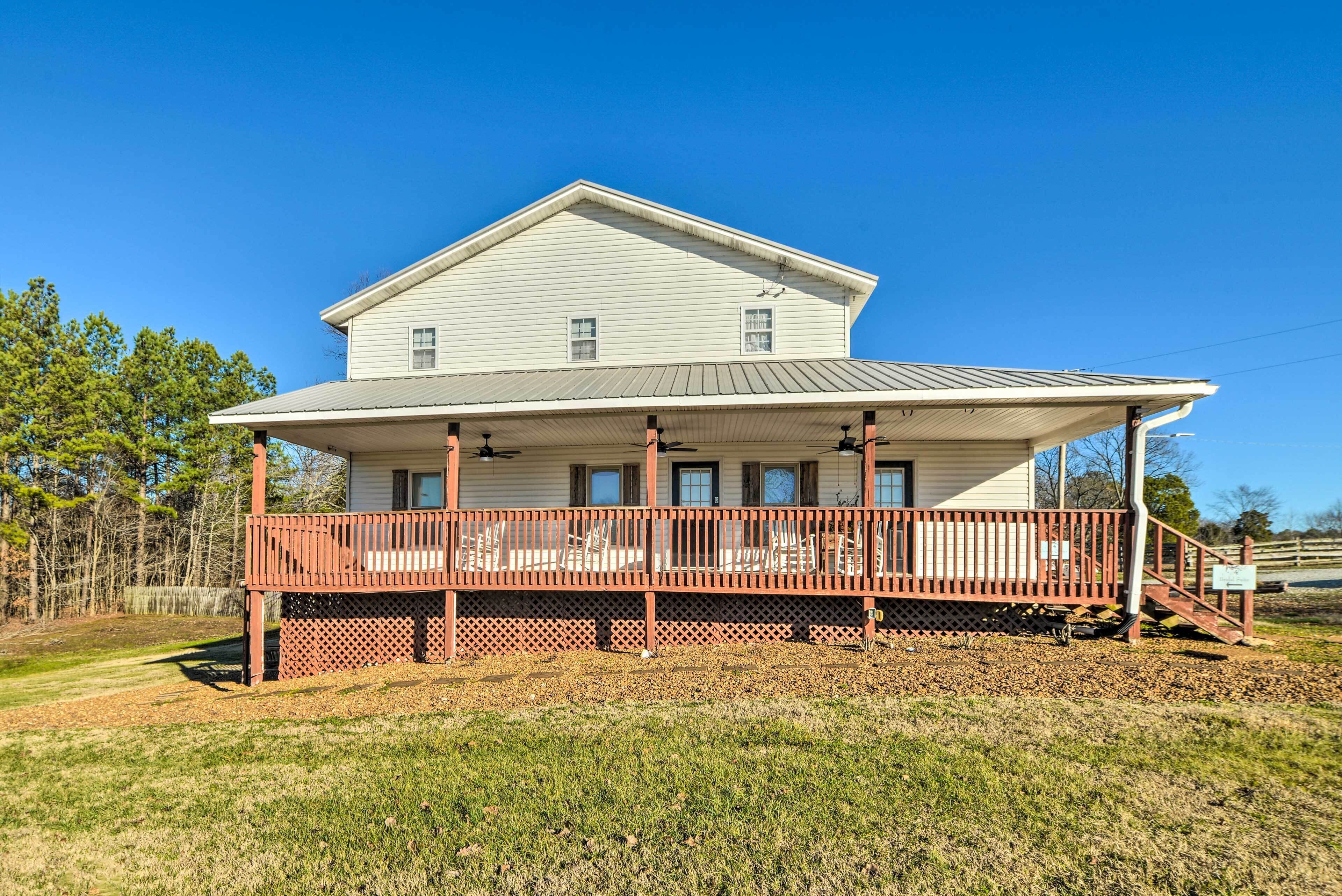 Charming Mckenzie Farmhouse w/ Fire Pit!