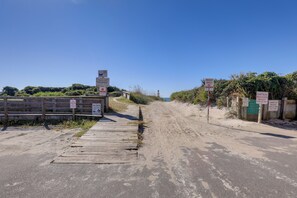 Ein Fahrweg zum Strand mit Schildern, die ein Parkverbot und nur Strandzugang anzeigen.